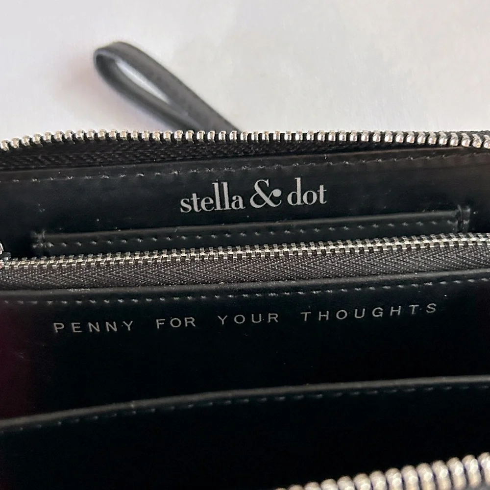 Stella & Dot Madison Tech Black White Patterned Zip Close Wristlet Wallet EUC